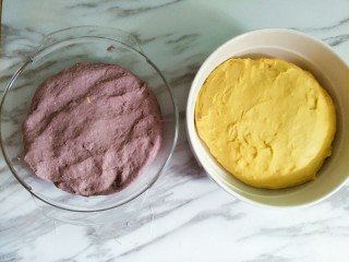 南瓜紫薯双色发糕,用手揉成光滑的面团