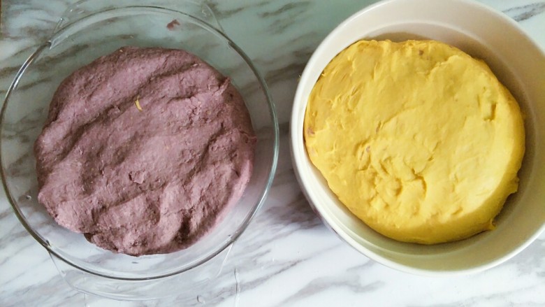 南瓜紫薯双色发糕,用手揉成光滑的面团