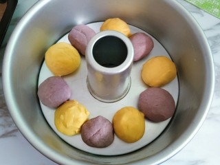 南瓜紫薯双色发糕,中空模具刷油，面团颜色间隔的放入