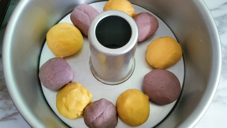 南瓜紫薯双色发糕,中空模具刷油，面团颜色间隔的放入
