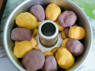 南瓜紫薯双色发糕,第二层颜色依次错开摆好