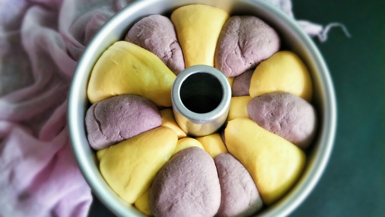 南瓜紫薯双色发糕,发酵至两倍大