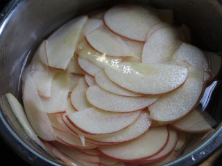 香脆苹果片,将苹果薄片放进柠檬盐水里，浸泡十五分钟。