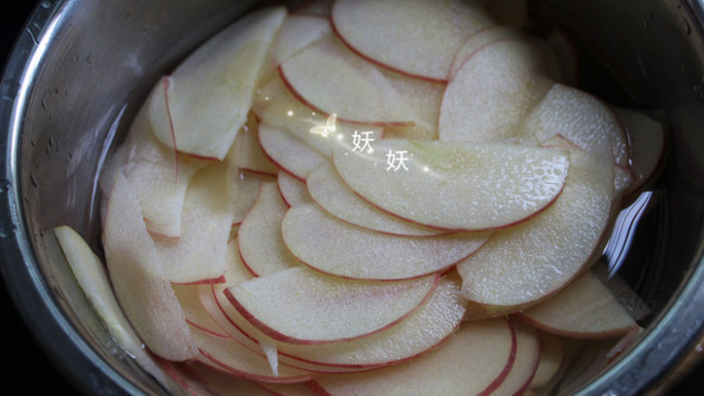 香脆苹果片,将苹果薄片放进柠檬盐水里，浸泡十五分钟。