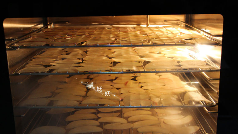 香脆苹果片,将烤箱预热130度，将苹果片送入预热好的烤箱。