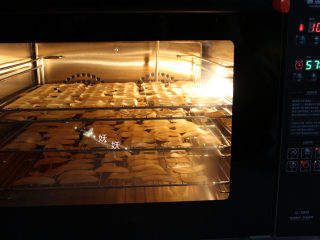 香脆苹果片,选择风炉模式，普通烤箱用热风循环功能烤，温度100度，时间1小时。