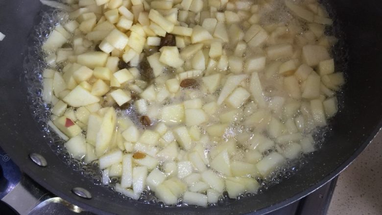 苹果派,慢慢煮 将苹果煮软 水越来越少后勾芡