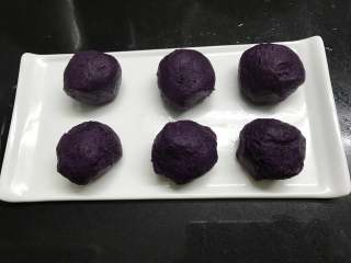 #中式点心#万圣南瓜,紫薯泥均分成6份。