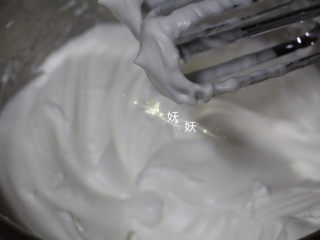 酸奶溶豆,然后低速打发至干性发泡，提起打蛋器会出现直立的尖角。