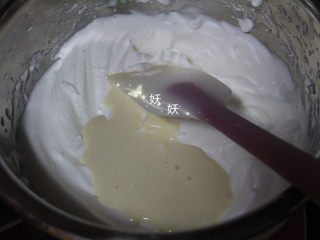 酸奶溶豆,将酸奶糊缓缓倒入蛋白里，不要用力猛浇。
