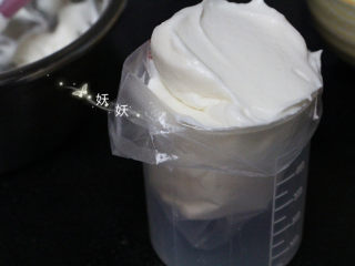 酸奶溶豆,裱花袋里装入喜欢的裱花嘴，将袋子套在一个杯子上，装入蛋白糊。