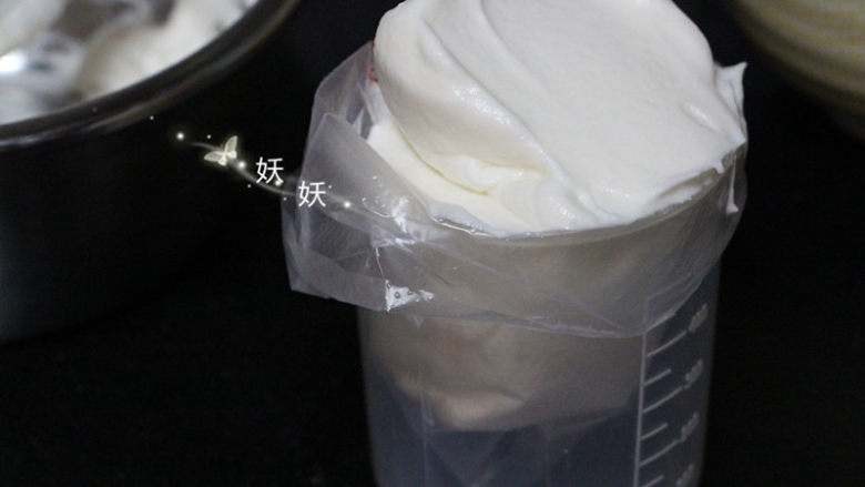 酸奶溶豆,裱花袋里装入喜欢的裱花嘴，将袋子套在一个杯子上，装入蛋白糊。