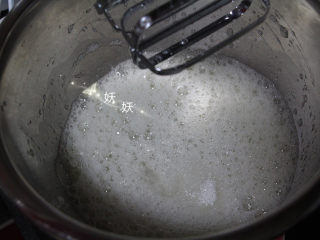 酸奶溶豆,先将蛋清打至出现鱼眼大泡，加5克糖进来。