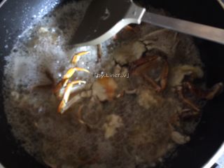 香辣螃蟹,放入沾好淀粉的螃蟹油炸