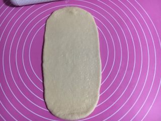 网纹果酱夹心面包,擀开95克面团成椭圆形