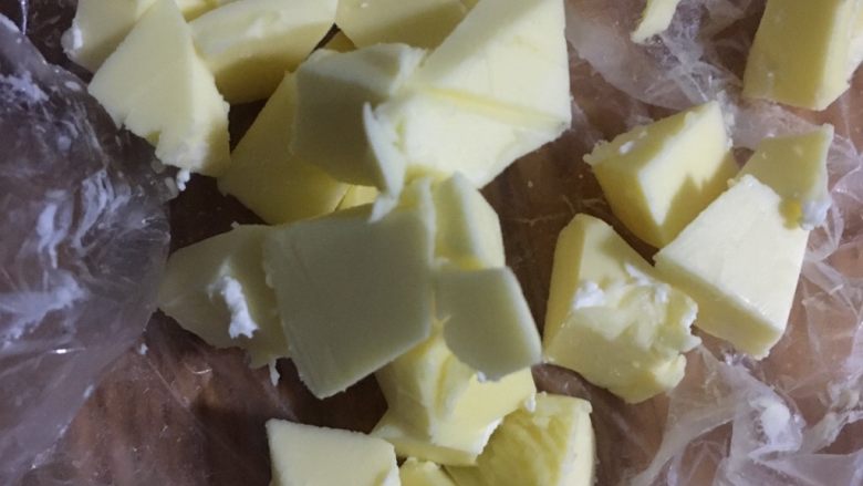 网纹果酱夹心面包,揉成光滑的面团后，加入软化的黄油继续揉面