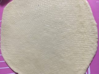 网纹果酱夹心面包,取100克面团擀开成一个圆形，约18厘米