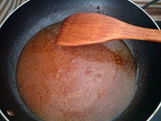 京都排骨,锅留底油，下入番茄酱、蚝油炒匀，加入白糖、清水和水淀粉煮开