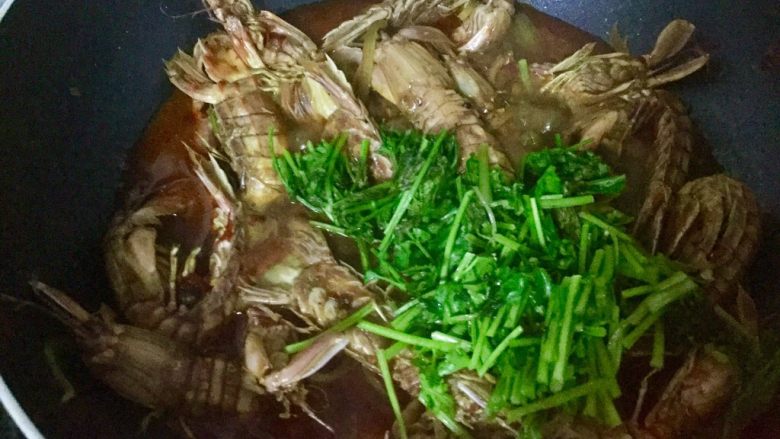 香辣皮皮虾,最后放香菜段炒均出锅。