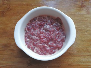 牛肉筷子萝卜,清水抓洗两次后，调入少许盐、料酒、淀粉腌渍一下；