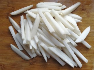 牛肉筷子萝卜,白萝卜两个，切成筷子粗的条状；