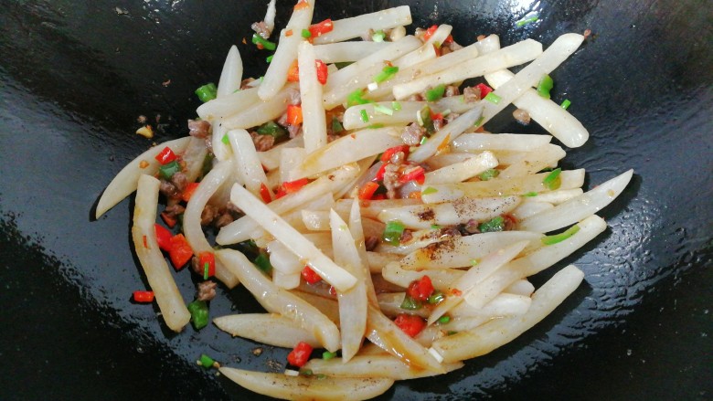 牛肉筷子萝卜,最后调入适量生抽、胡椒和鸡精炒均匀，洒葱花起锅装盘，将剩下的另一半牛肉丁倒在上面即成。