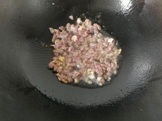 牛肉筷子萝卜,下入腌渍过的牛肉丁，炒至牛肉变色；