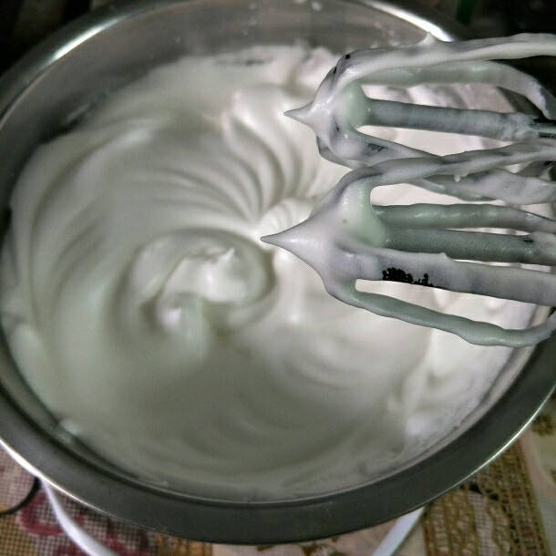 盆栽蛋糕(附戚风蛋糕做法),打到干性状态，提起打蛋器呈小尖角状