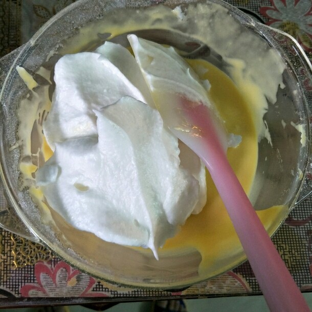 盆栽蛋糕(附戚风蛋糕做法),挖三分之一蛋白和蛋黄翻拌均匀