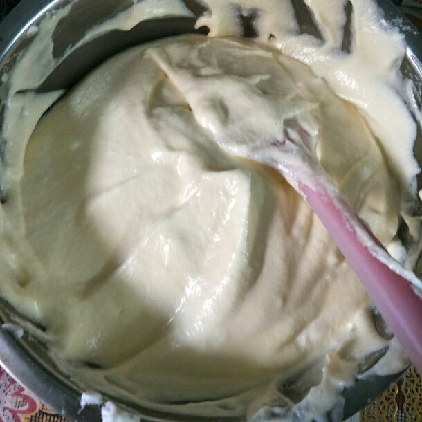 盆栽蛋糕(附戚风蛋糕做法),倒回剩下的蛋白里翻拌均匀