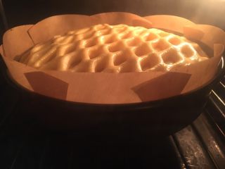 网纹果酱夹心面包,烤箱预热180度约25分钟，看上色情况加盖锡纸
