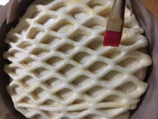 网纹果酱夹心面包,两倍大后取出，表面刷蛋液