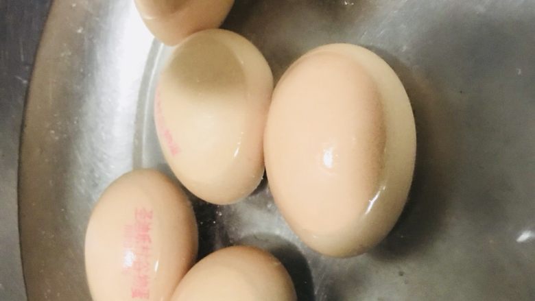 清水川味卤蛋
,煮好后捞出鸡蛋放入冷水中，便于剥壳。