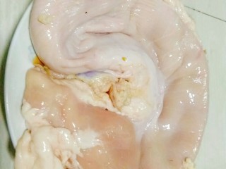 家常养胃荤菜 肚包鸡,首先取猪肚处理干净，剔除表面的肥油，加醋和玉米面，像和面一样反复揉搓2-3分钟。