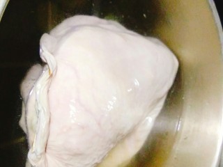 家常养胃荤菜 肚包鸡,锅的底部用筷子架成井字形状，防止粘锅。猪肚包鸡压在上面。加凉水没过猪肚，加入剩余姜片，大火烧开。
