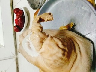 家常养胃荤菜 肚包鸡,捞出来的猪肚鸡已经定型了，等他不烫手了，拆掉牙签，从侧面刨开猪肚。
