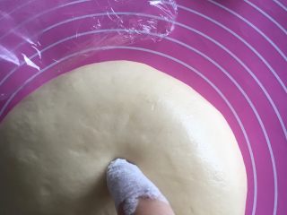 网纹果酱夹心面包,发至两倍大后，手指沾些面粉戳洞
