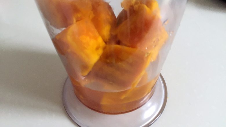 南瓜刀切馒头,1/3的南瓜放入料理机中，加入60克温水。