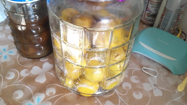 霜降腌咸柠檬,旁边小瓶的三年了！平时喉咙痛加一点蜂蜜泡水喝，效果杠杠的！