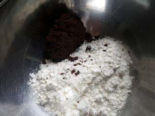 粗粮燕麦饼干,1.将中筋面粉称量好后放入红糖，用手将红糖捏碎与面粉混合均匀。