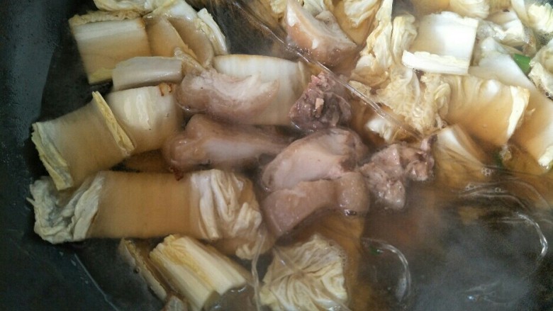 白菜猪肉炖粉条,加入熟猪肉盖上锅盖一起炖，粉条熟了基本就可以出锅了。