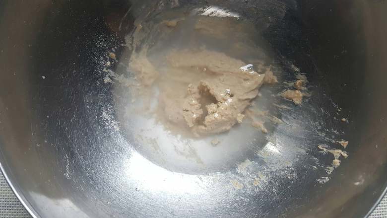 黑酸面包,2.	第二次发酵时，将发酵好的酵头，放入水中融化