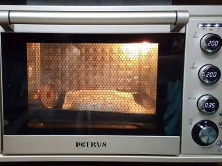 黑酸面包,13.	放入预热好的烤箱中，上下火220度烤30-35分钟左右。