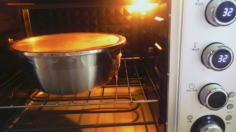 卡通造型奶酪芝士小面包,冬天放入烤箱32度，发酵至两倍大，差不多一个小时。