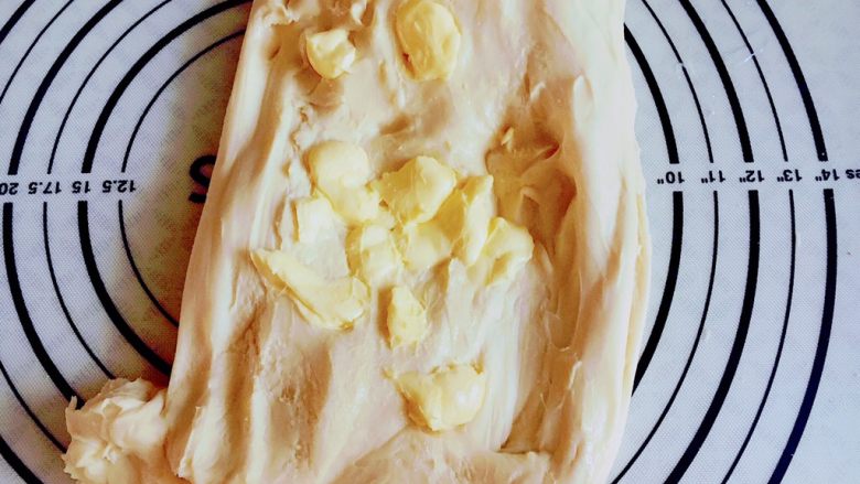 卡通造型奶酪芝士小面包,加入软化好的黄油，重复揉搓，摔打。
加入黄油后，面团又变的很湿滑，没有关系，继续揉，黄油会被面团完全吸收。