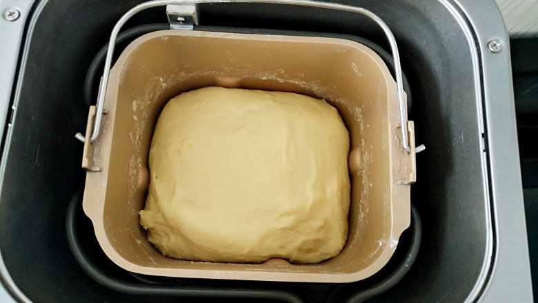  红薯小面包,发酵至1.5倍大，取出整形