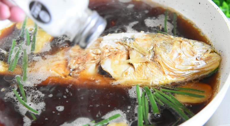 快手版红烧大黄鱼问世，简单操作，味道鲜美！,倒入开水没过鱼身，撒入2g盐