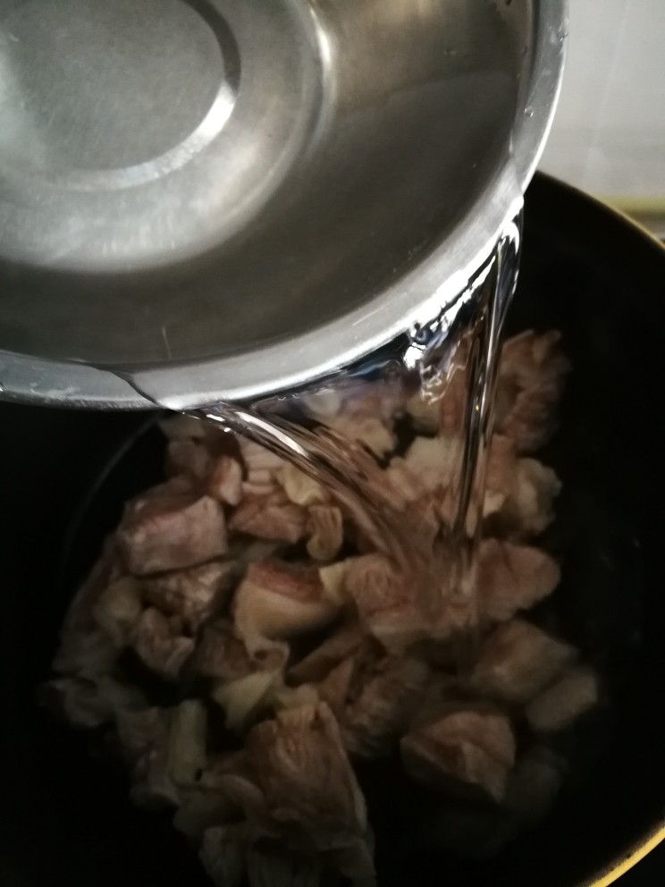 罗宋汤,把牛腩块放入锅里，加入冷水，一次加足。