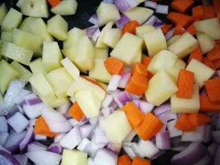 罗宋汤,再下胡萝卜土豆块一起翻炒。