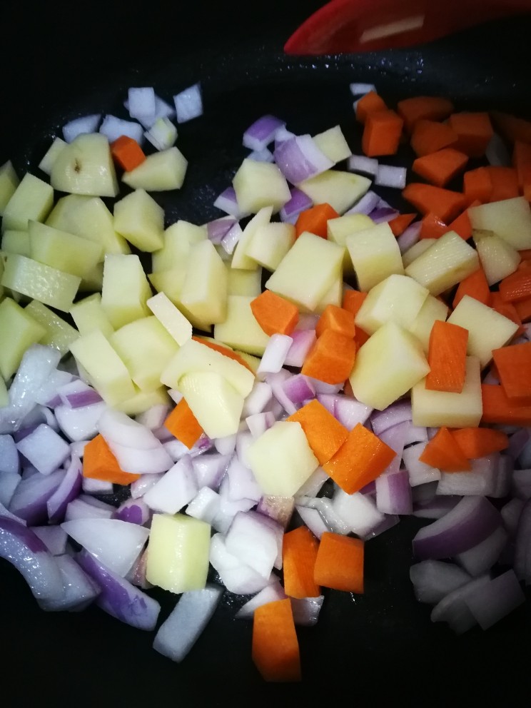 罗宋汤,再下胡萝卜土豆块一起翻炒。